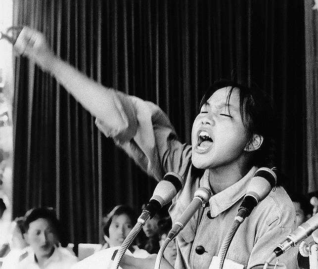 В 1966 году в Китае началась Культурная революция, развернутая председателем Компартии Мао Цзэдуном против оппозиции. Вследствие этого с мая 1966 года для борьбы с представителями буржуазии стали создаваться отряды хунвейбинов из числа школьников и студентов