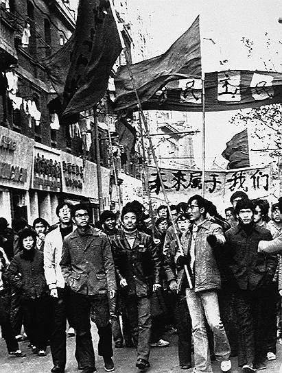 В декабре 1986 года прошли студенческие волнения в Пекине, Шанхае, Ухани. Демонстранты выступали против произвола коррупции в рядах высшего руководства страны и требовали демократизации всех сфер жизни путем проведения реформ