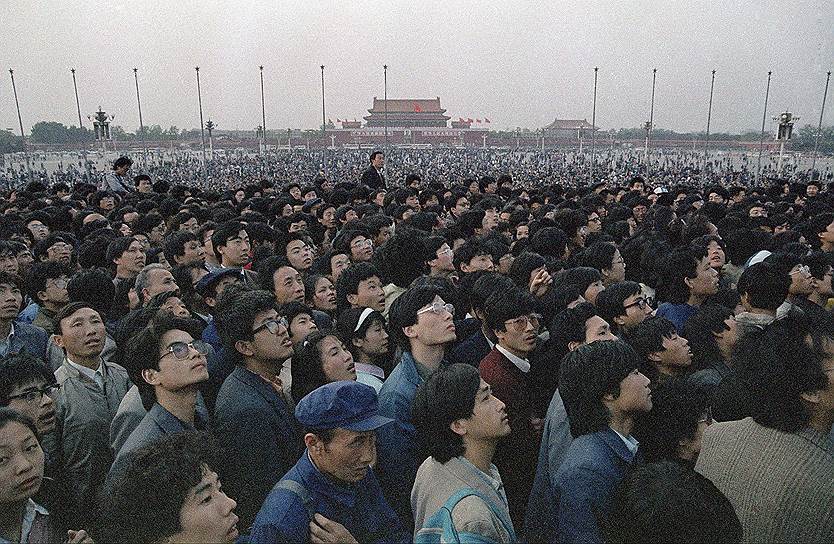 27 апреля 1989 года демонстранты разбили на площади Тяньаньмэнь палаточный лагерь, а 4 июня 1989 года Народно-освободительная армия Китая с применением танков и бронетехники разогнала демонстрацию