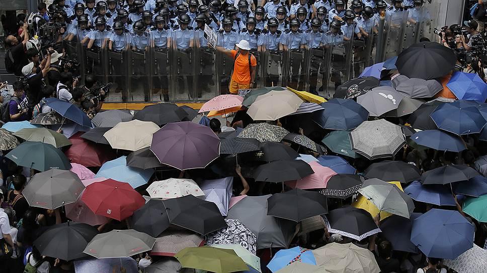 Призыв главы администрации Гонконга Лян Чжэньина, который 28 сентября 2014 года обратился к участникам массовых акций с требованием прекратить беспорядки и столкновения с полицией, не сработал — демонстрации продолжились