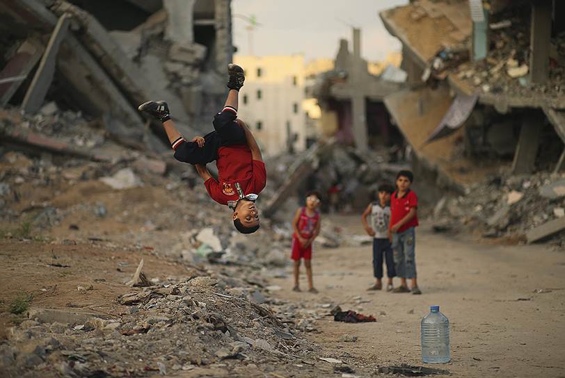 Палестинская молодежь во время тренировки по паркуру в Газе