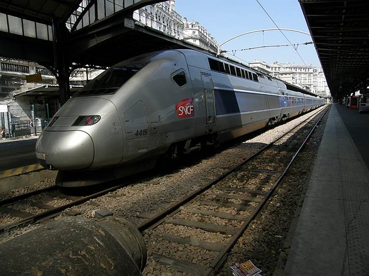 Самым быстрым поездом Франции является TGV POS. Он способен разгоняться до 574,8 км/ч, что является рекордом среди рельсовых поездов (установлен в 2007 году). Рабочая скорость поезда — 320 км/ч. Первое пассажирское сообщение TGV между Парижем и Лионом было открыто в 1981 году