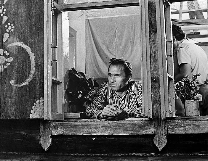 Василий Шукшин был удостоен звания заслуженного деятеля искусств РСФСР в 1969 году. В 1970 году он снял картину «Странные люди», в этот период появился в фильмах «У озера», «Мужской разговор», «Освобождение», «Держись за облака». После очередного отказа в съемках фильма о Разине, в 1972 году Шукшин снял «Печки-лавочки», в котором исполнил главную роль (на фото кадр из фильма) 