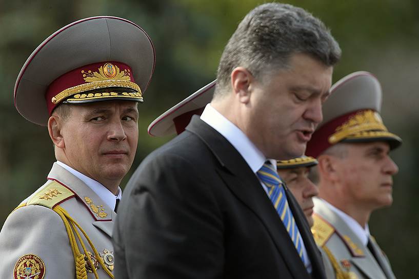 Министр обороны Украины Валерий Гелетей (слева) и президент Украины Петр Порошенко (в центре)