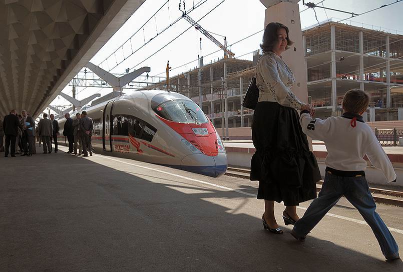 В России самым быстрым поездом является «Сапсан». Он может развивать скорость до 250 км/ч. Первая линия была запущена между Санкт-Петербургом и Москвой в 2009 году. В августе 2014 года были пущены двусоставные поезда, которые включают в себя 20 вагонов