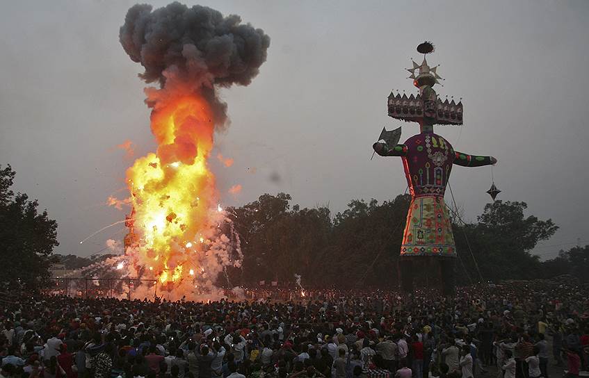 Сожжение чучела десятиглавого короля демонов Раваны во время индуистского праздника в Амритсар, Индия