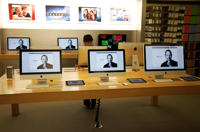 2011 год. Скончался Стив Джобс, один из основателей и бывший генеральный директор корпорации Apple