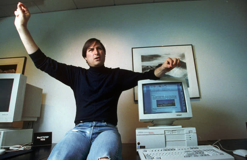 В 1985 году Стив Джобс, покинувший Apple из-за разногласий с гендиректором, основал компанию NeXT, выпускавшую программное обеспечение и компьютеры для университетов и бизнеса. На следующий год Джобс выкупил у Джорджа Лукаса анимационную студию Pixar, где был создан первый мультфильм, полностью смоделированный на компьютере,— «История игрушек»