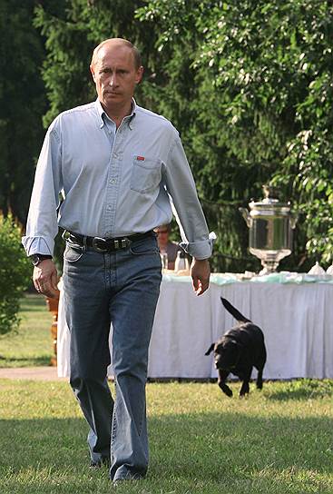 В 2000 году Сергей Шойгу передал в подарок Владимиру Путину щенка лабрадора по кличке Кони, ставшего первым знаменитым на всю страну любимцем президента