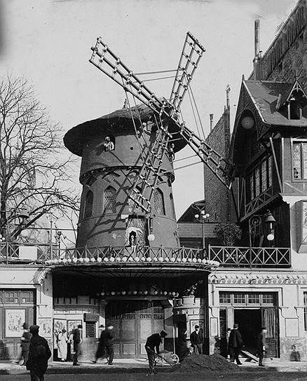 6 октября 1889 года парижане Жозеф Оллер и Шарль Зидлер пригласили всех желающих на открытие кабаре «Мулен Руж» на площади Бланш. Зидлер и Оллер предлагали французам танцы, представления, а красный цвет крыльев, выбранной символом красной мельницы, создавал неоднозначные ассоциации с районом красных фонарей