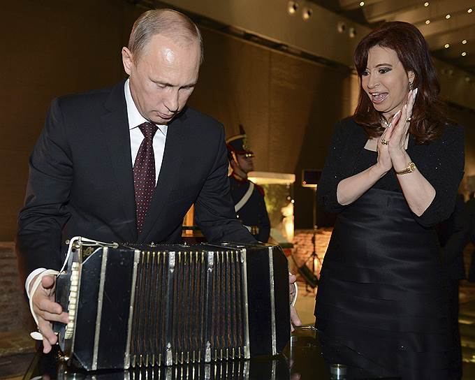 В июле 2014 года президент Аргентины Кристина Киршнер подарила российскому лидеру бандонеон — музыкальный инструмент, который используется при исполнении танго