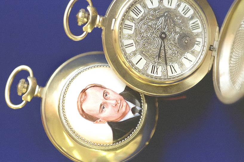 В 2001 году к годовщине со дня инаугурации Владимира Путина специалисты челябинского предприятия художественных промыслов «Брегет» изготовили карманные часы с его изображением. Первый экземпляр позолоченных часов был направлен в подарок главе государства