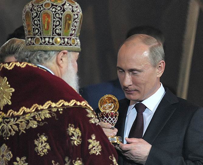 В апреле 2012 года патриарх Московский и всея Руси Кирилл поздравил Владимира Путина с праздником светлой Пасхи и вручил ему декоративное пасхальное яйцо