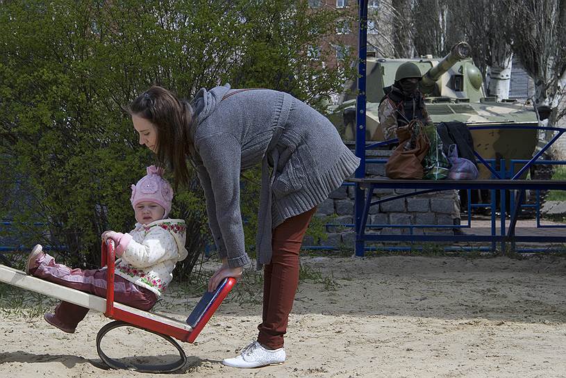 16 апреля 2014 года. Представители «Народного ополчения Донбасса» на одной из улиц Славянска