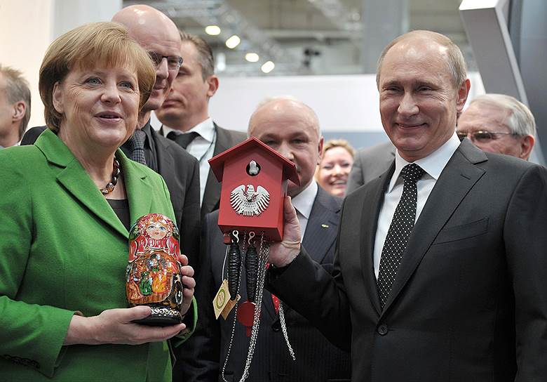 В апреле 2013 года на выставке промышленных товаров в Ганновере канцлер ФРГ Ангела Меркель вручила президенту часы с кукушкой