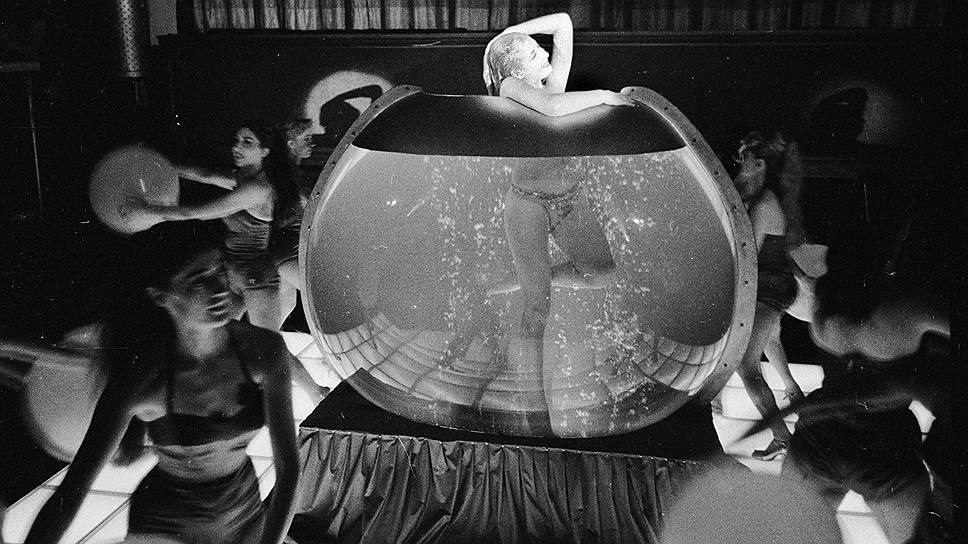 Несмотря на смену владельцев, стиль кабаре оставался неизменным. В 1964 году зрителей поразило представление «Феерия» — в огромном аквариуме плавали голые танцовщицы. Это шоу было признано самым удачным представлением за всю историю заведения