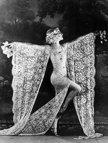 Именно на сцене «Мулен Руж» впервые был исполнен стриптиз. В 1893 году танцовщица  под сценическим псевдонимом Мона в такт музыке стала обрывать лепестки, прикрывавшие ее тело
