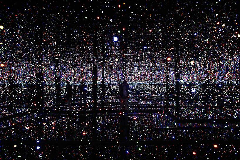 Инсталляция «Бесконечно зеркальная комната, заполненная блеском жизни» японской художницы Яеи Кусамы в Мехико