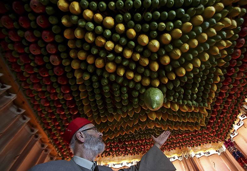 Члн религиозной секты самаритян украшает традиционное жилище фруктами и овощами на горе Гризим на южной окраине города Наблус, в исторической области Самария
