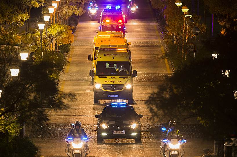 Конвой, сопровождавший испанскую медсестру, возможно, зараженную вирусом Эбола, покидает территорию госпиталя в Мадриде