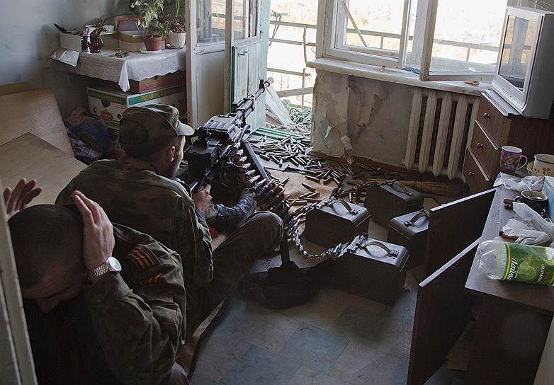 Огневая позиция донецких сепаратистов в жилом доме недалеко от аэропорта в Донецке