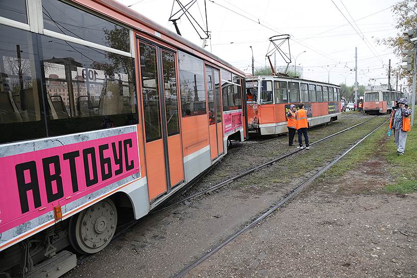 Трамваи, столкнувшиеся из-за не сработавшей стрелки на перекрестке в Перми