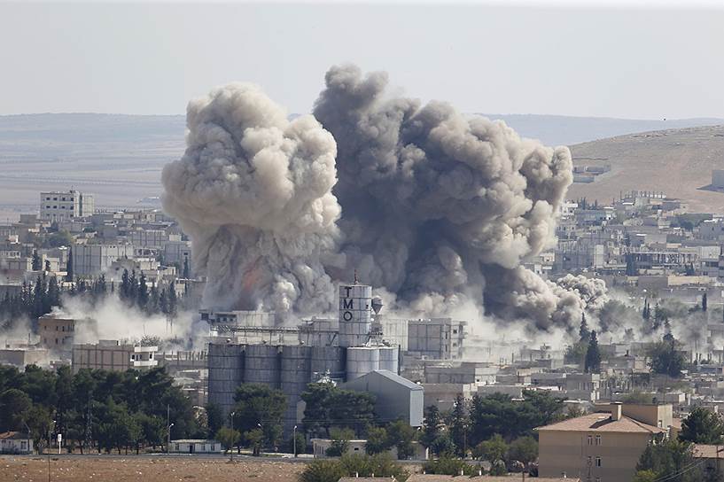 Последствия авиаудара в сирийском городе Кобани