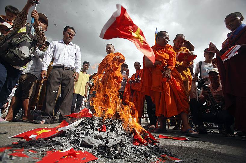 Буддийские монахи сжигают вьетнамские флаги возле  посольства Вьетнама в Пномпене, требуя извинений за высказывания о Кампучии Кром