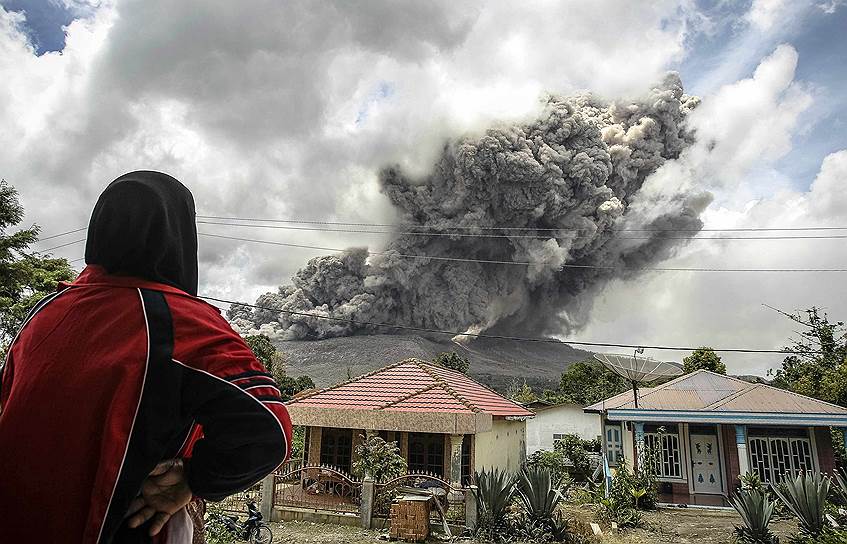 Извержение вулкана Синабунг в Северной Суматре, Индонезия