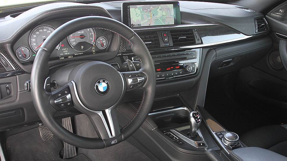 Салон BMW более чем классический, выдержанный в строгих баварских традициях. У кого-то это может вызвать зевоту