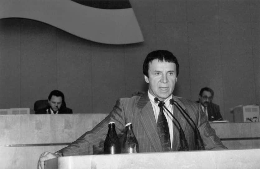 В 1993 году Кашпировский был избран депутатом Госдумы от ЛДПР, однако не попал во фракцию, так как находился в США, куда уехал лечить бывших соотечественников от лишнего веса