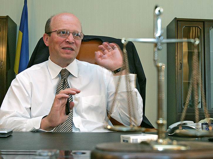 В 2005 году министр юстиции Украины Роман Зварыч подал в отставку, пробыв в должности 13 дней 