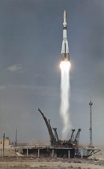 1964 год. С космодрома Байконур запущен трехместный космический корабль «Восход-1». Впервые осуществлен полет многоместного корабля. Кроме того, впервые полет проходил без скафандров
