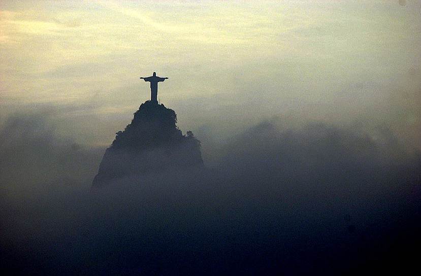 1931 год. Открытие и освящение статуи Христа-Искупителя, считающейся символом Рио-де-Жанейро (Бразилия), на вершине горы Корковаду