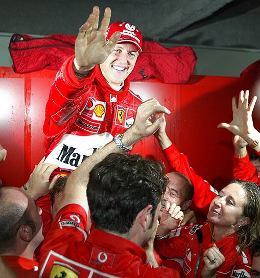 2003 год. Гонщик Михаэль Шумахер стал первым в истории гонок «Формула-1» шестикратным чемпионом мира, побив рекорд по количеству чемпионских титулов Хуана Мануэля Фанхио, державшийся с 1957 года