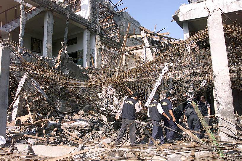 2002 год. Взрывы на Бали: в результате террористической атаки на ночные клубы и американское консульство погибли 202 человека