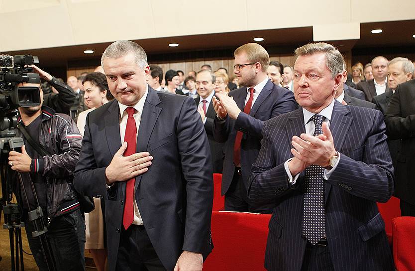 Глава Крыма Сергей Аксенов (слева)