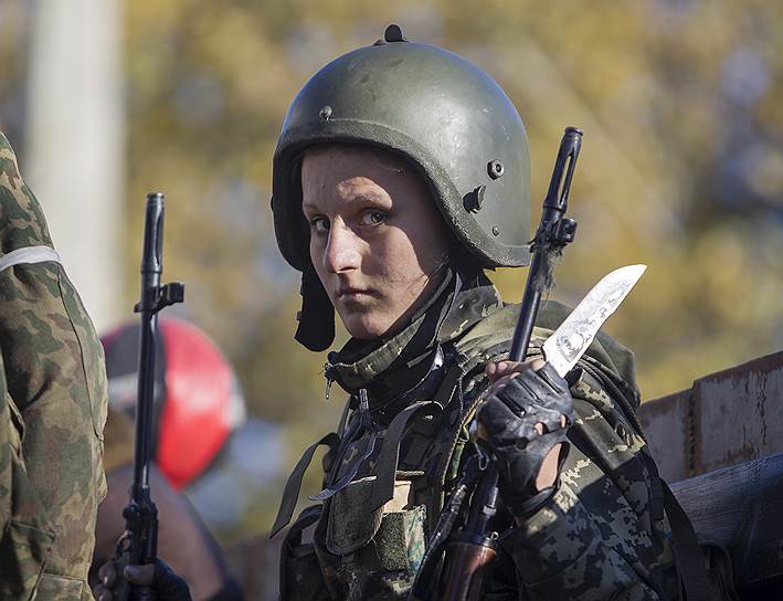 Многие девушки пошли на войну вслед за мужьями или братьями
&lt;br>На фото девушка-солдат на территории аэропорта во время боевых действий с украинскими военными в Донецке