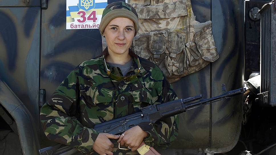 Девушка-солдат в городе Горловка Донецкой области