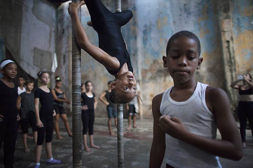 Дети в цирковой школе в Гаване, Куба