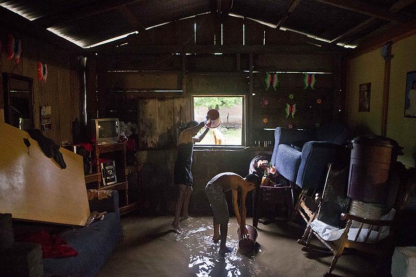 Дети в затопленном доме в Никарагуа