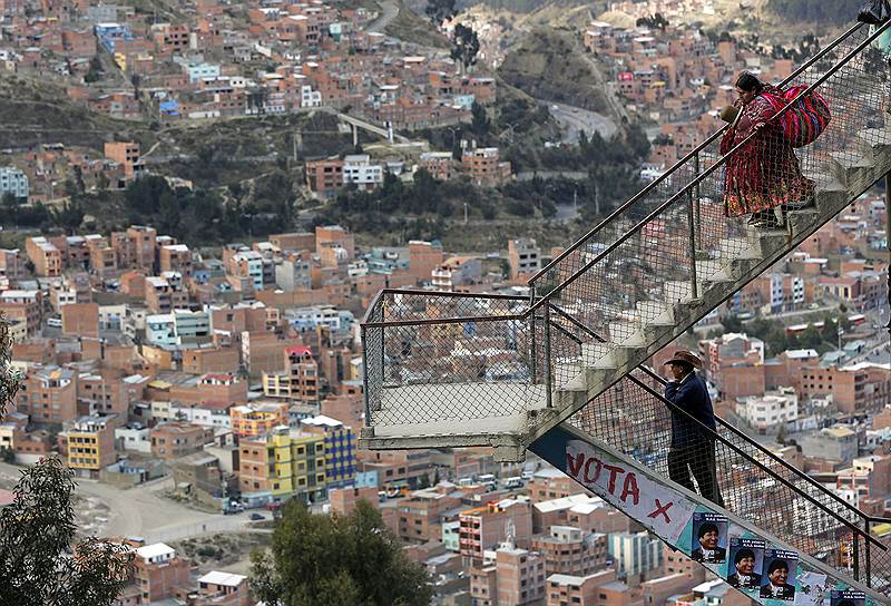 Местные жители на лестнице в Ла-Пасе, Боливия