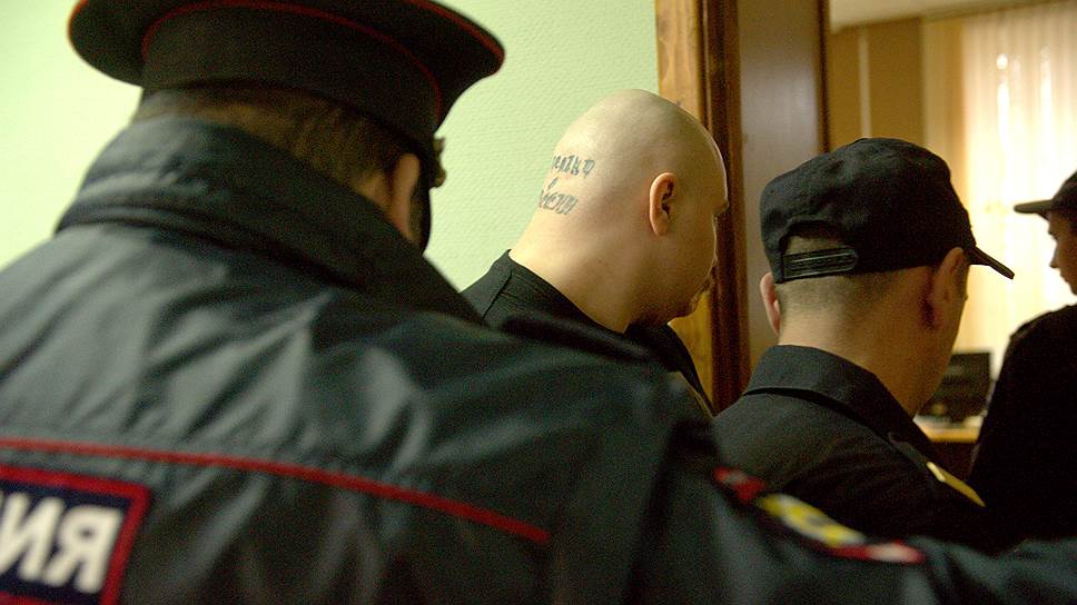 Приговоренный к пожизненному заключению Алексей Воеводин (в центре) перед заседанием Кировского районного суда по его очередному уголовному делу 