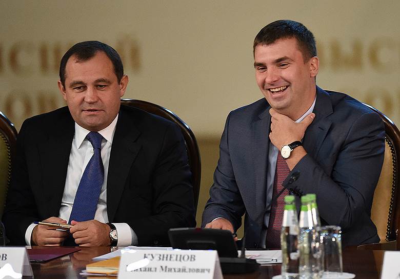 Заместитель председателя правительства Московской области Михаил Кузнецов (справа)