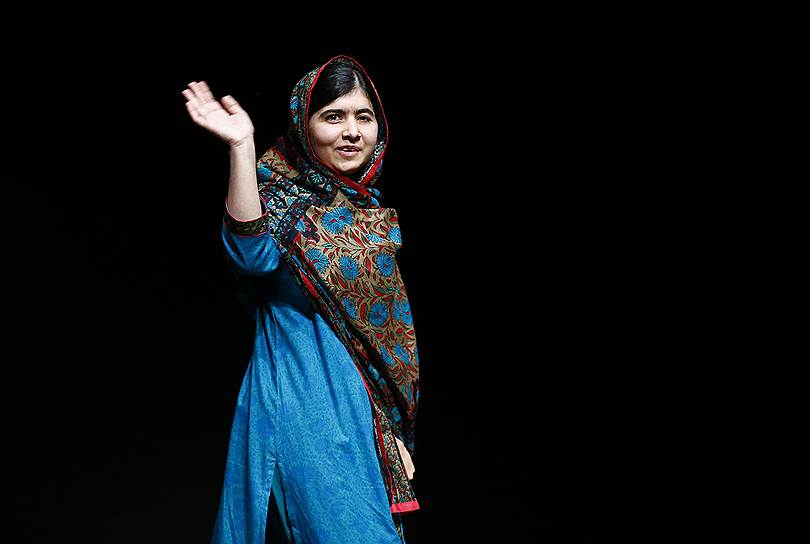 10 октября лауреатами Нобелевской премии мира стали пакистанская правозащитница Малала Юсуфзай (на фото), на которую два года назад покушались боевики «Талибана», и ее индийский коллега Кайлаш Сатьяртхи. Премия вручена за «их борьбу против подавления прав детей и молодых людей и за права всех детей на образование». Примечательно, что 17-летняя Малала Юсуфзай стала самым молодым лауреатом престижной награды за всю ее историю