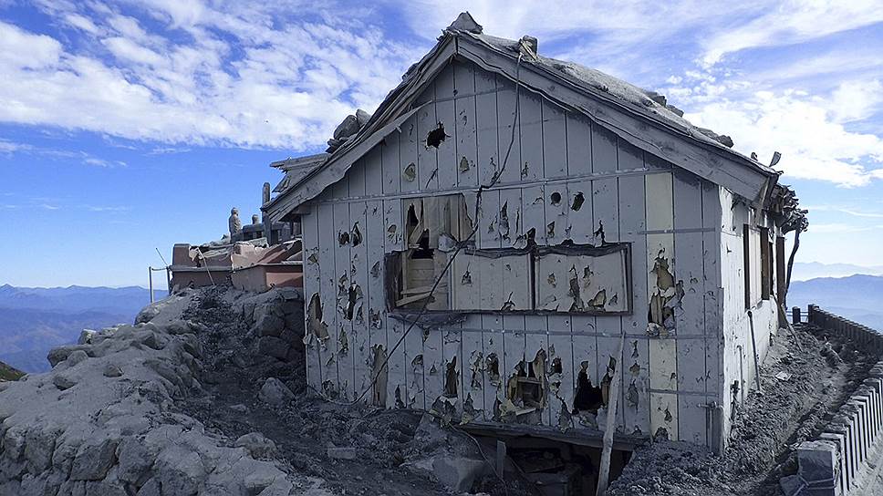 Здание на склоне японского вулкана Онтаке, разрушенное при недавнем извержении