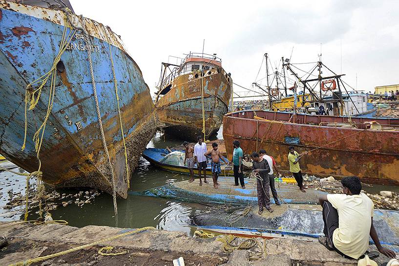 Корабли в индийском городе Вишакхапатнам, на который обрушился циклон «Хадхад» 