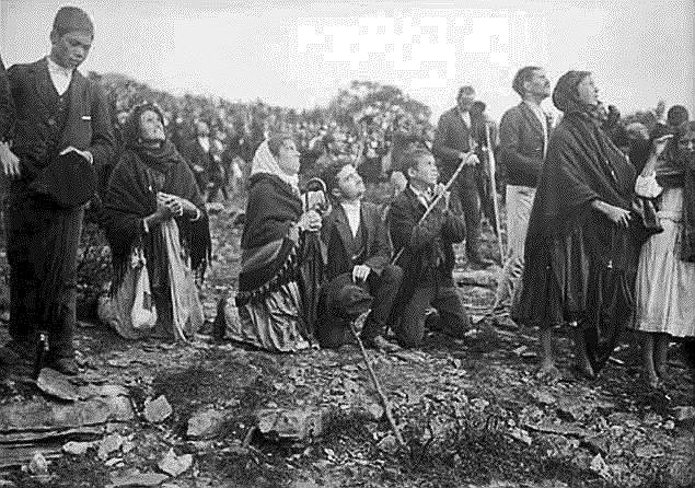 1917 год. В Фатиме (Португалия) около 70 тыс. человек наблюдали явление, прозванное Фатимским чудом. Местные жители говорили, что видели Деву Марию с младенцем на руках