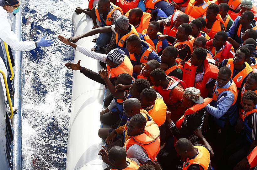 Самое сложное, по словам специалистов, уговорить мигрантов покинуть их лодку и перейти на корабль службы спасения