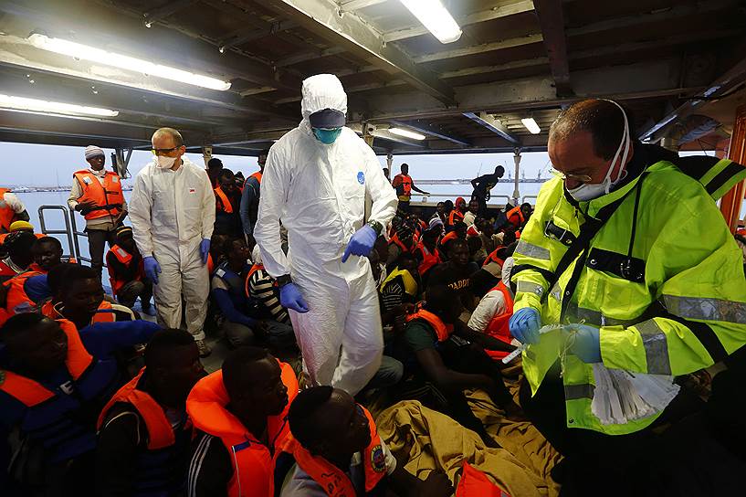 Не всегда получается уговорить мигрантов сойти со своей лодки на корабль службы спасения